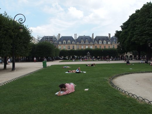 Place des Vosges, čtverec z červených cihel a podloubí v srdci čtvrti Marais
