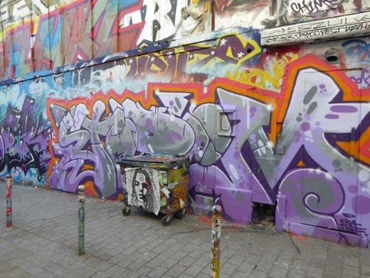Barevné malby v ulici Rue Dénoyez, kde se ve Belleville soustřeďuje street art