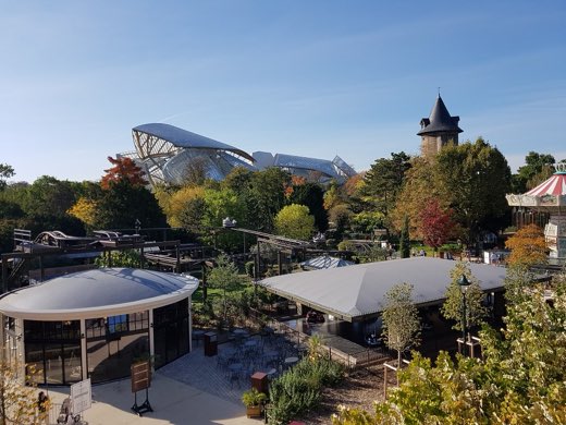 Fondation Louis Vuitton, skleněná budova Franka Gehryho v parku Jardin d'Acclimatation