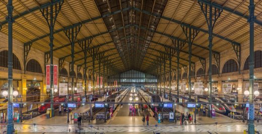 Velká hala nádraží Gare du Nord při pohledu z úrovně balkonu