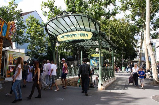 Secesní vstup do stanice metra Abbesses u paty Montmartru