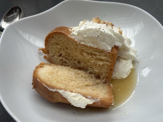 Baba au rhum (rumový baba)