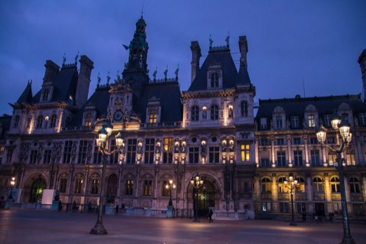 Západní průčelí pařížské radnice Hôtel de Ville osvětlené v noci