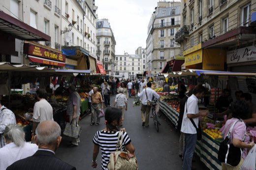 Stánky tržnice Marché d'Aligre ve 12. obvodu s ovocem a zeleninou