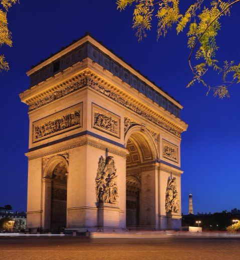 Vítězný oblouk uprostřed náměstí Place Charles-de-Gaulle na konci Champs-Élysées