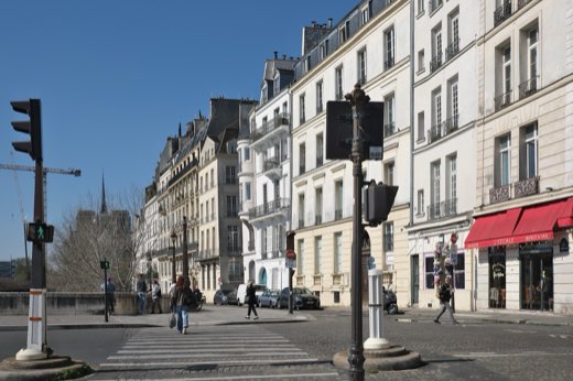 Průčelí domů na nábřeží Quai d'Orléans na ostrově Île Saint-Louis u Seiny