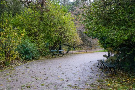 Cesta v parku Buttes-Chaumont na podzim v 19. obvodu
