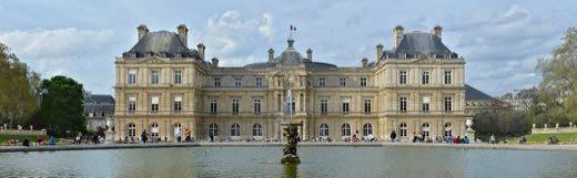 Lucemburský palác a jeho bazén na jaře v Lucemburských zahradách