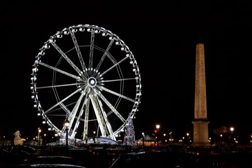Obelisk na náměstí Place de la Concorde osvětlený v noci