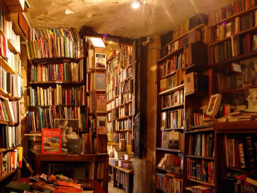 Knihkupectví Shakespeare and Company v ulici Rue de la Bûcherie v Latinské čtvrti