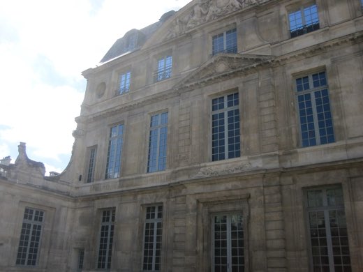 Nádvoří paláce Hôtel Salé, v němž sídlí Musée national Picasso v Marais