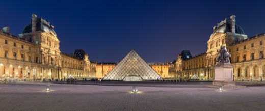 Nádvoří Cour Napoléon před Louvrem a skleněná pyramida uprostřed paláce