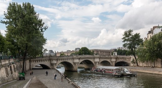 Pont Neuf, nejstarší dochovaný pařížský most, přes Seinu u ostrova Cité