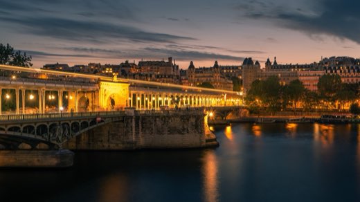 Most Bir-Hakeim s viaduktem nadzemního metra přes řeku Seinu
