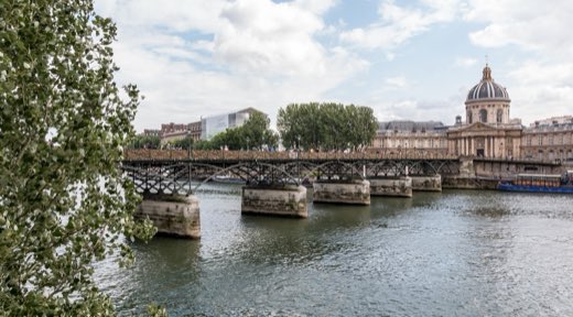 Pěší lávka Pont des Arts mezi Louvrem a Institut de France