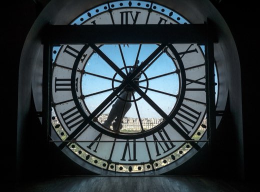 Velké skleněné hodiny v Musée d'Orsay, bývalém nádraží proměněném v muzeum
