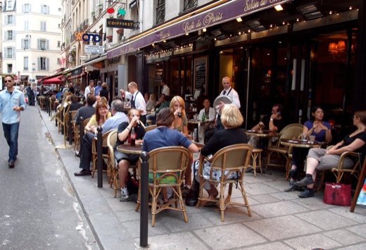 Kavárenská terasa v ulici Rue de Buci v 6. obvodu